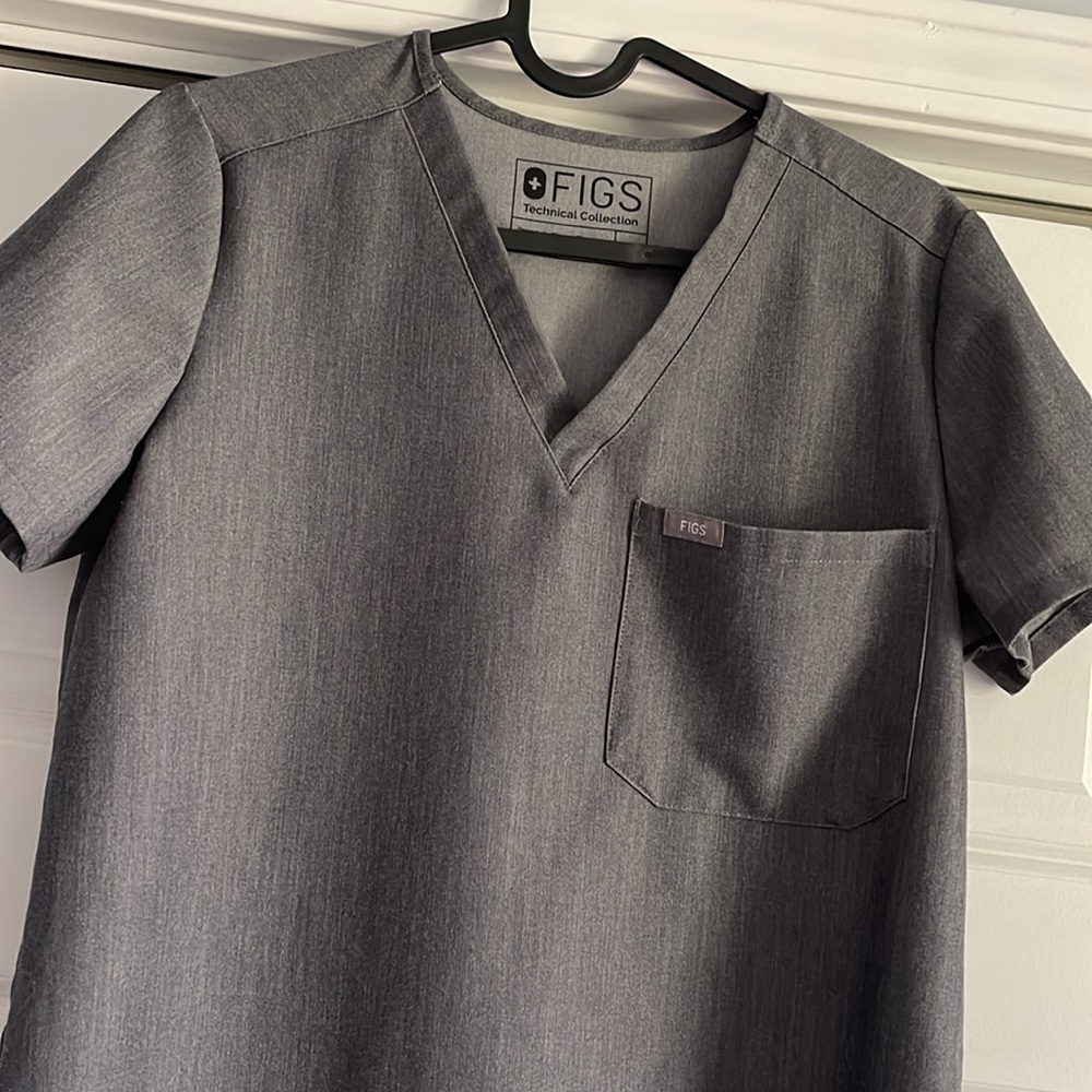 Figs Catarina One Pocket Scrub Top in Graphite Gray